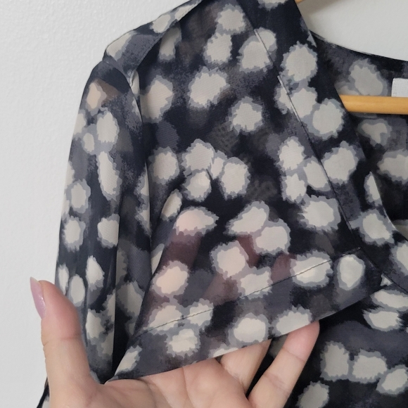 Women's Quintessential Black & Grey Roll Tab Sleeve Sheer Blouse Size Medium - Picture 10 of 13